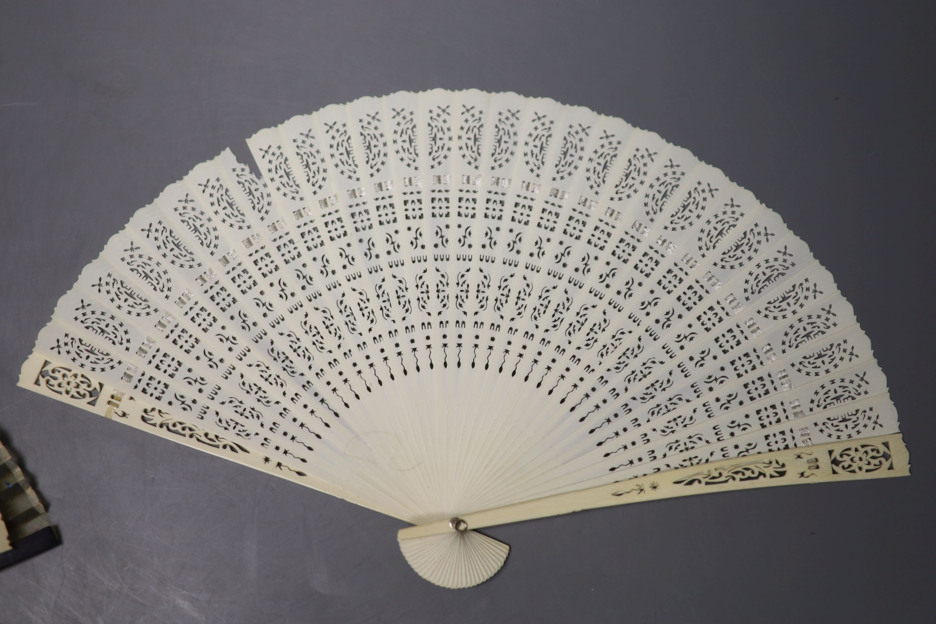 A quantity of mixed fans including a black Chantilly lace fan